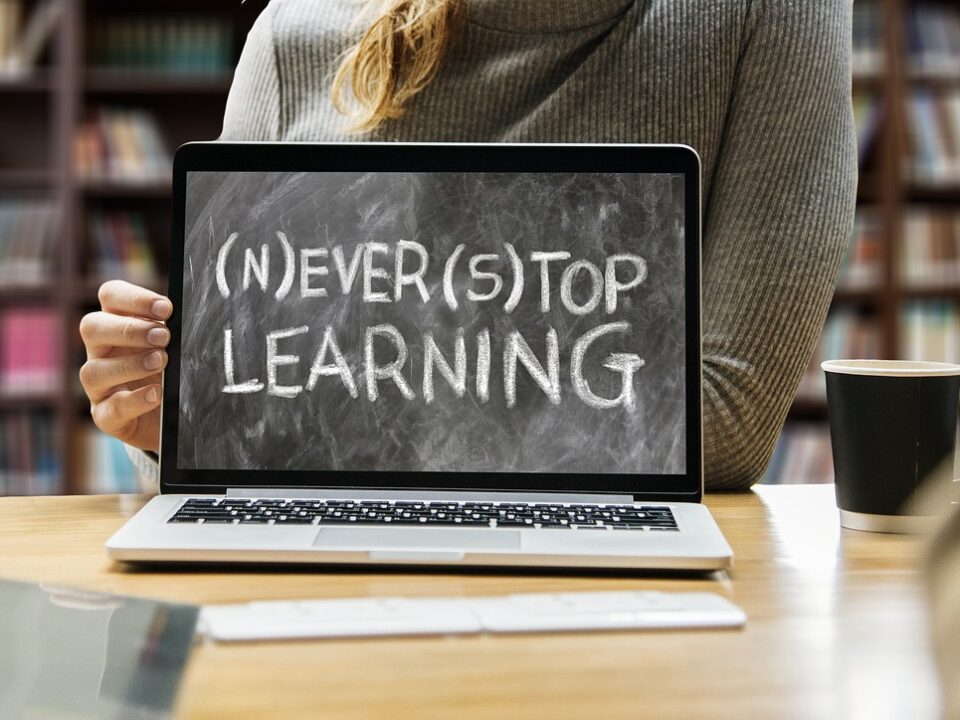 Laptop con palabras "never stop learning"